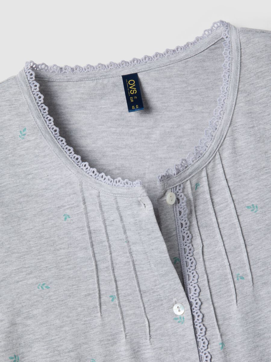 Camicia da notte in misto cotone biologico grigia con bottoni e ricami_1