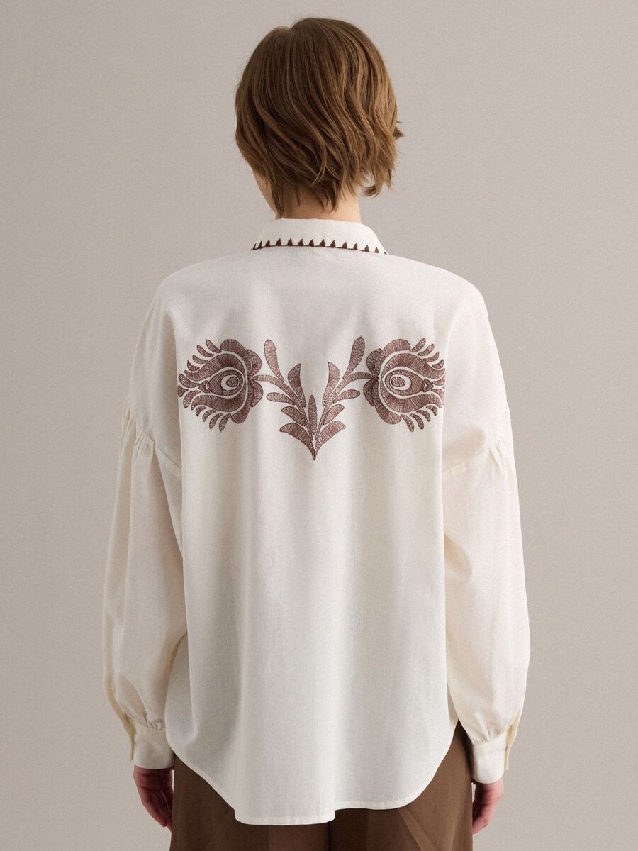 White cotton-linen blend shirt with floral embroidery_4