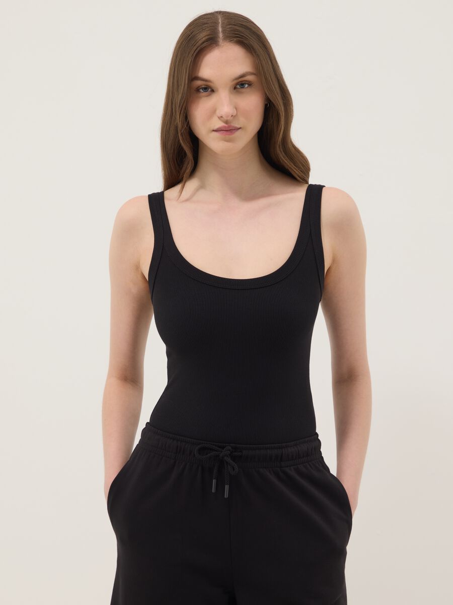 Body nero in cotone elasticizzato a costine con scollo ampio_0