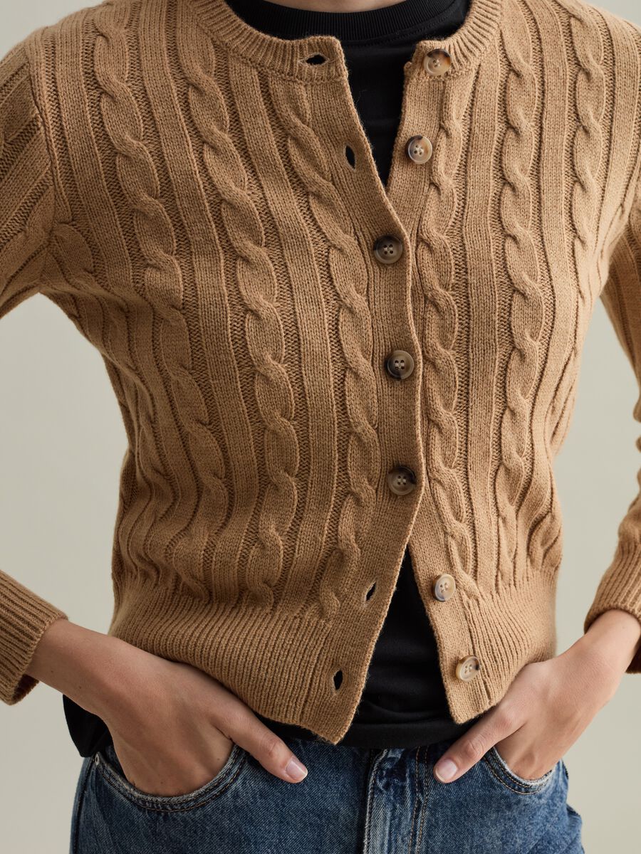 Ribbed cardigan with cable-knit design_3