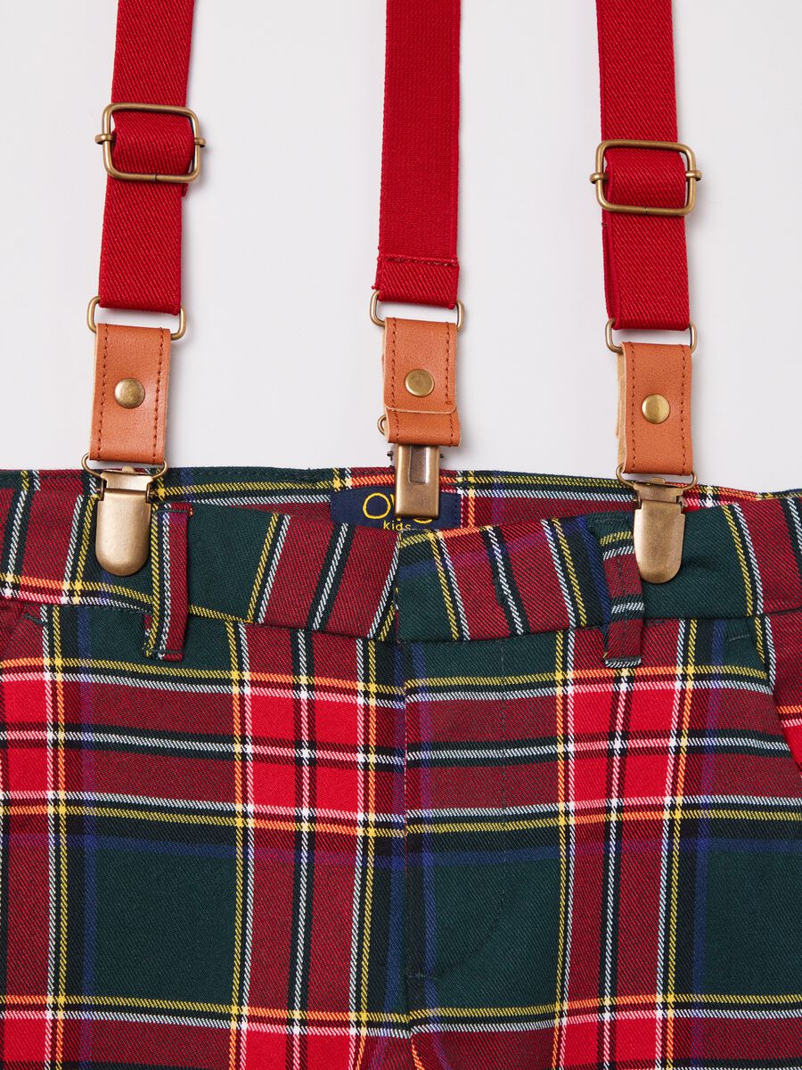 Pantaloni in fantasia tartan con bretelle_2
