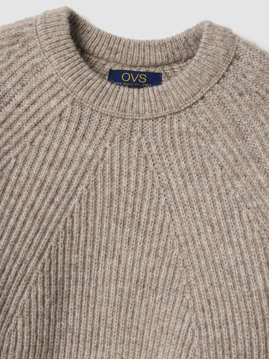 Maglione beige in misto lana a coste con girocollo_1