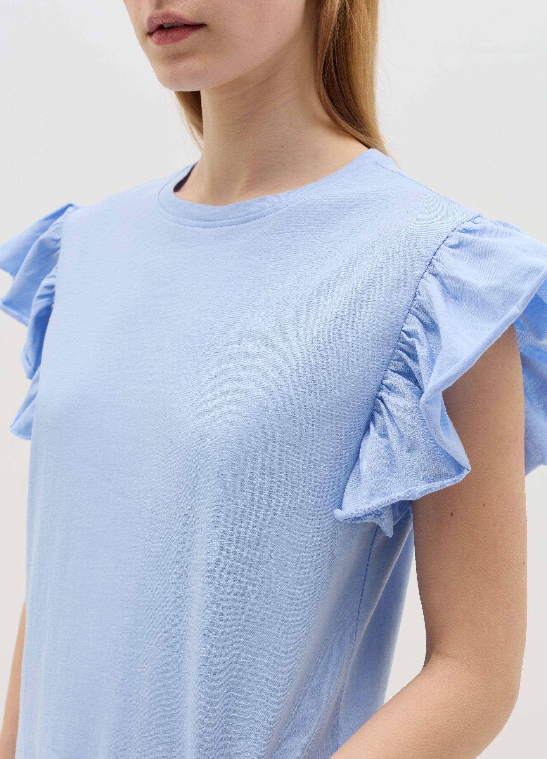 T-shirt azzurra con maniche corte e volant