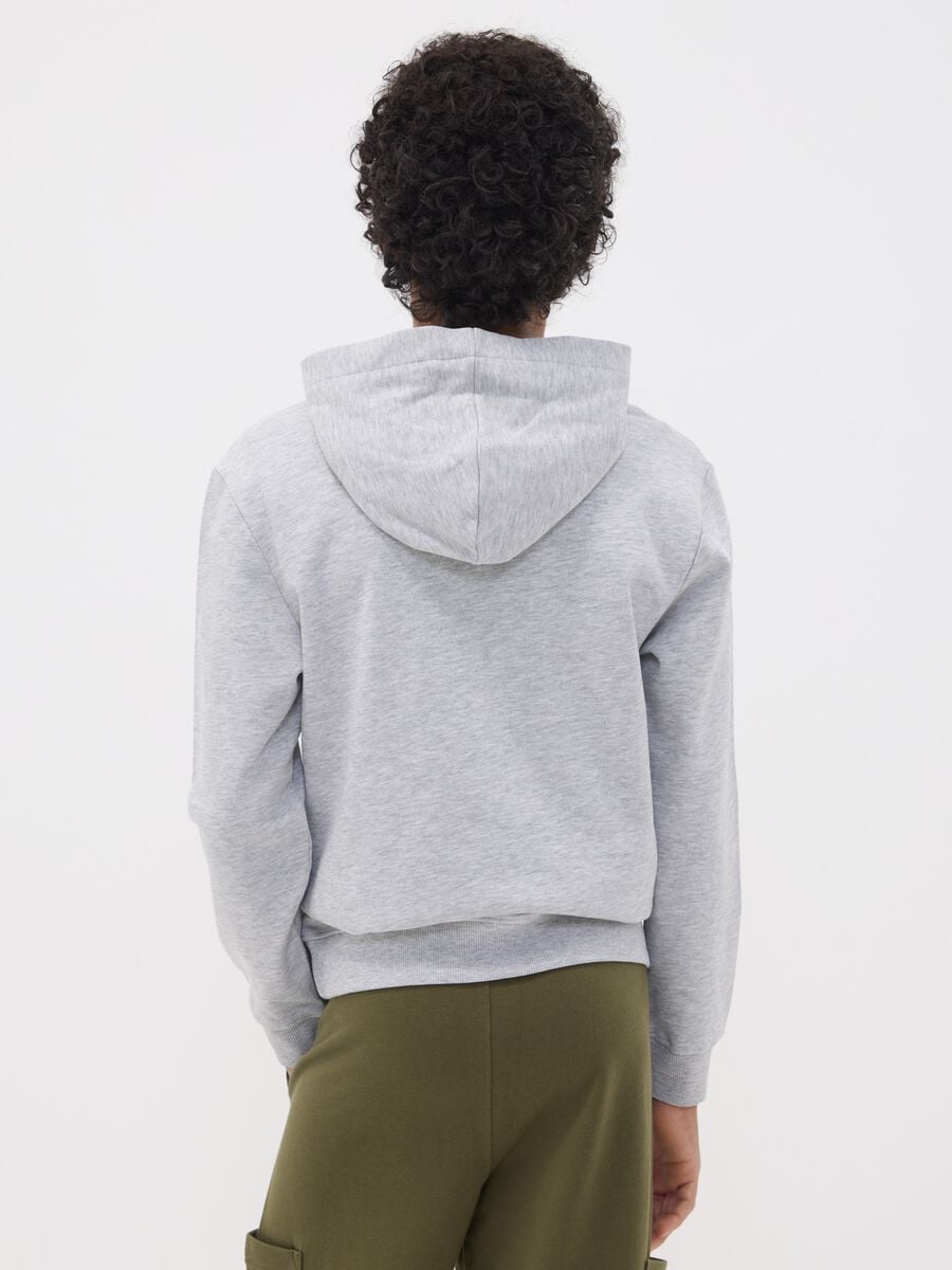 Felpa grigia in misto cotone e viscosa con cappuccio relaxed fit per ragazzo_2