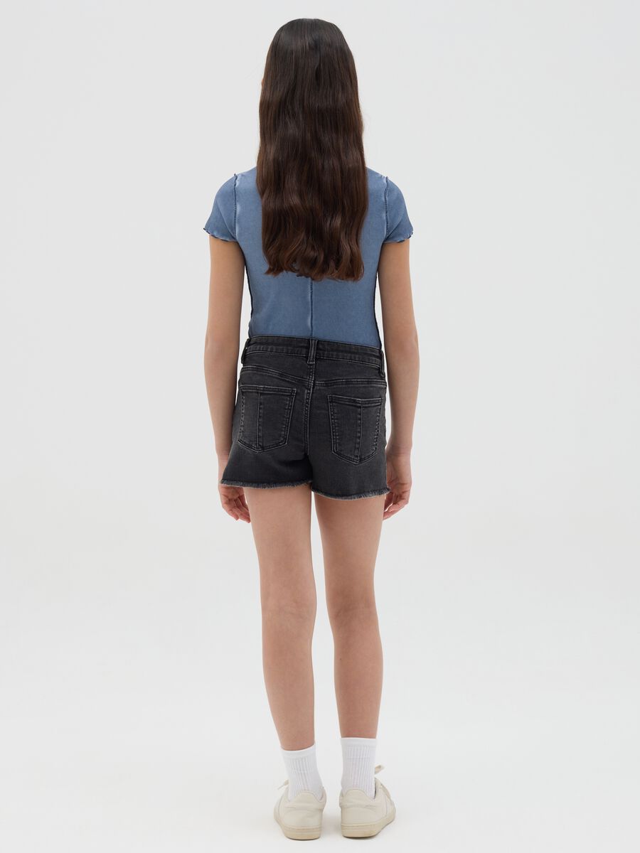 Shorts neri cinque tasche con orlo sfrangiato_3