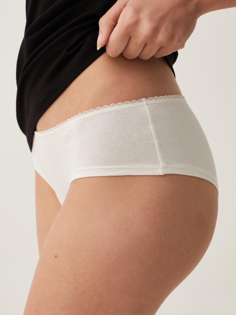 Two-pack knicker shorts with lace trim_3
