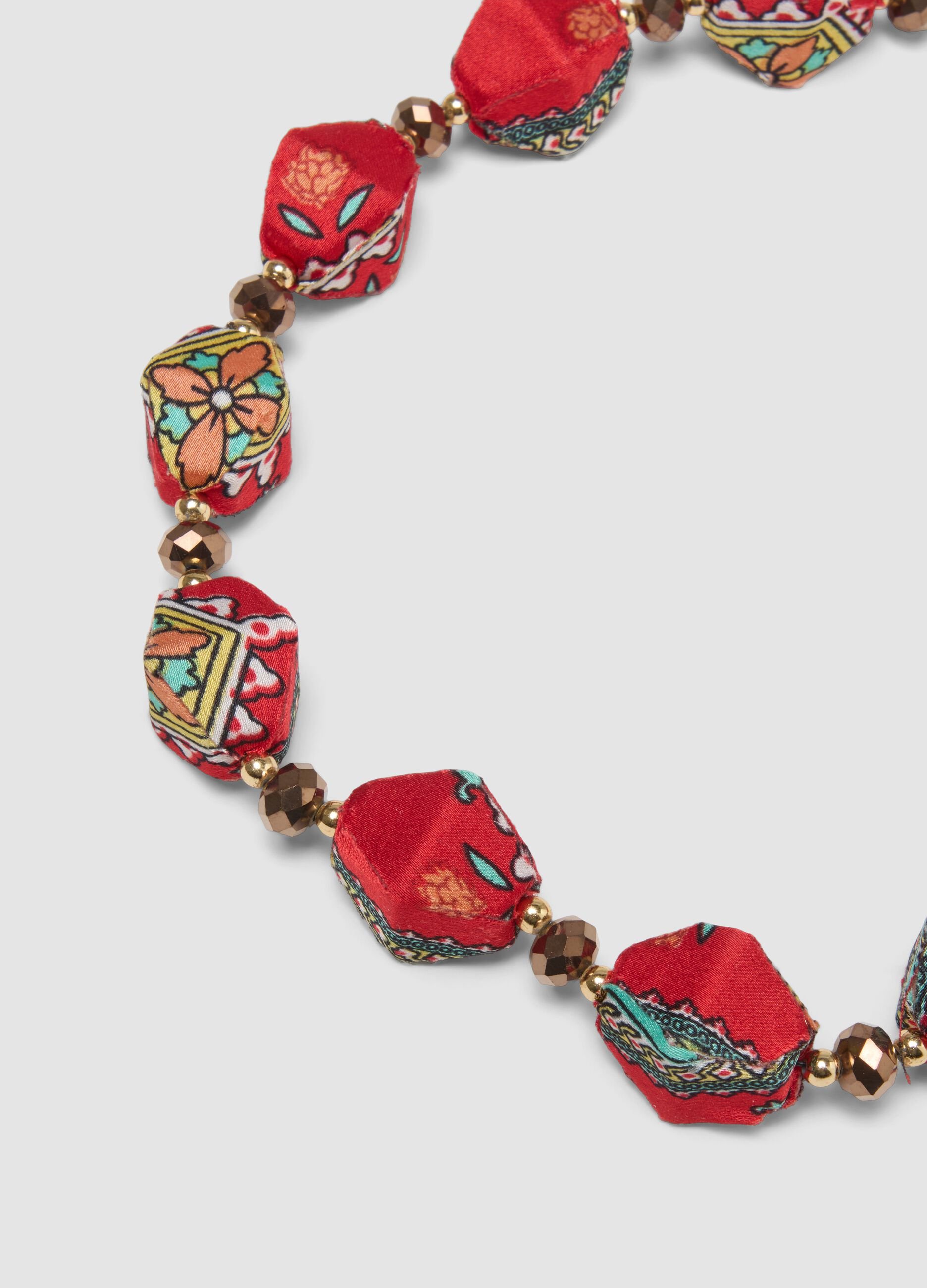 Collana rossa con perline e dettagli etnici