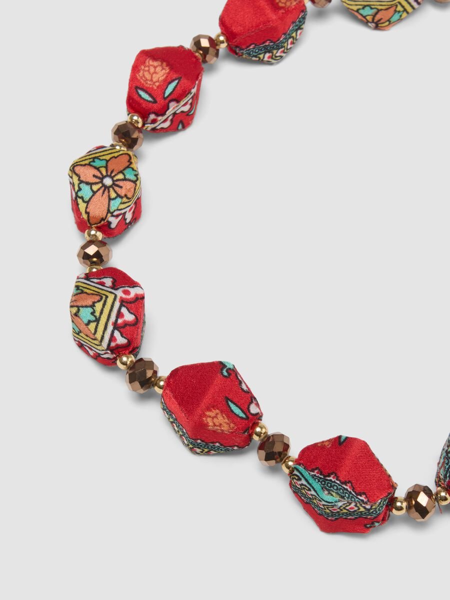 Red necklace with beads and ethnic details_3
