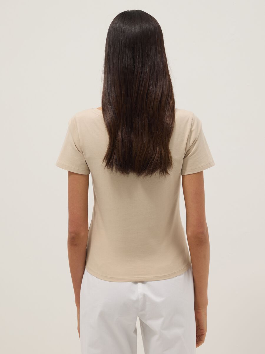 T-shirt beige a maniche corte in puro cotone_4