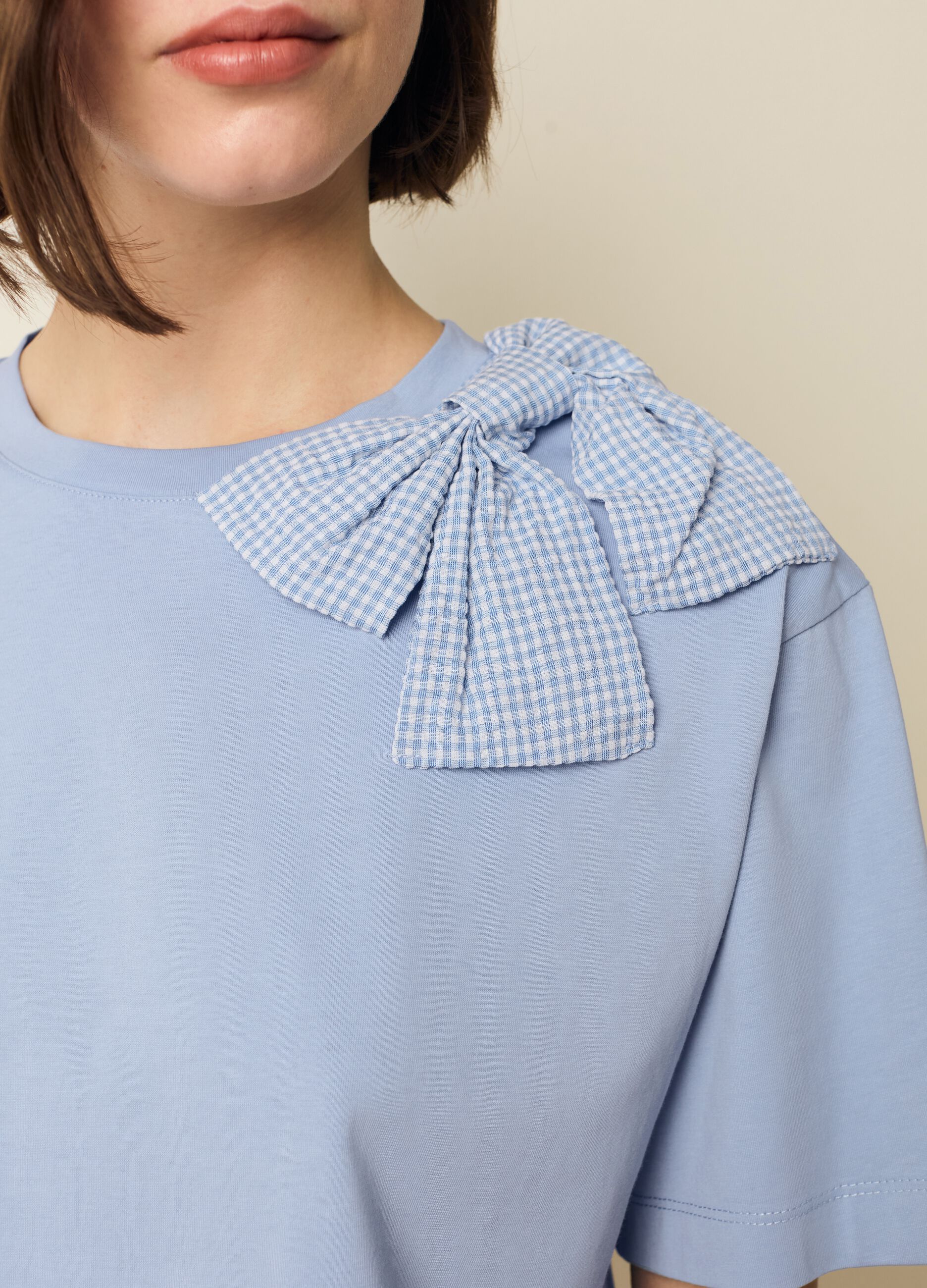 T-shirt girocollo con fiocco