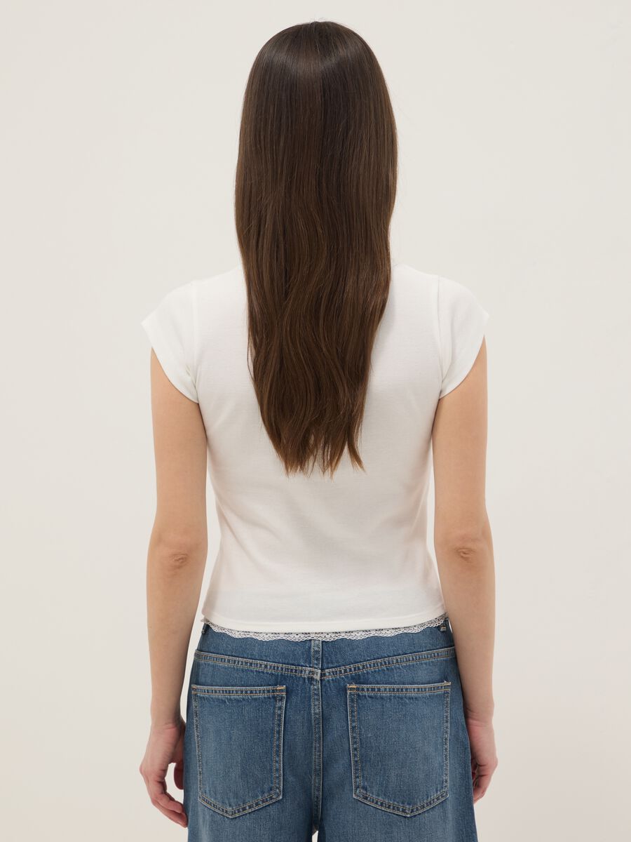 T-shirt in misto cotone bianca regular fit con dettagli in pizzo_2
