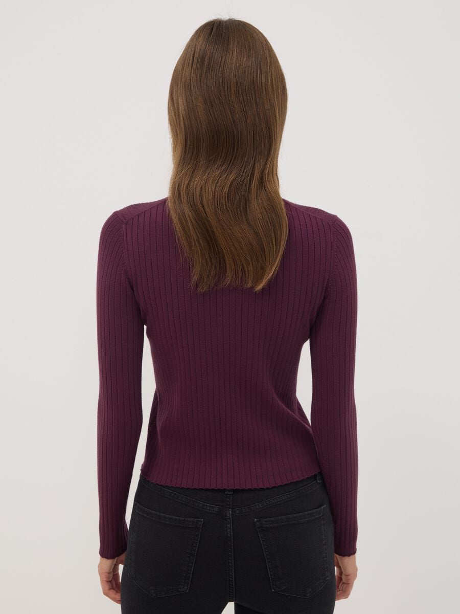 Maglia viola in misto viscosa a costine con Collo rialzato_3