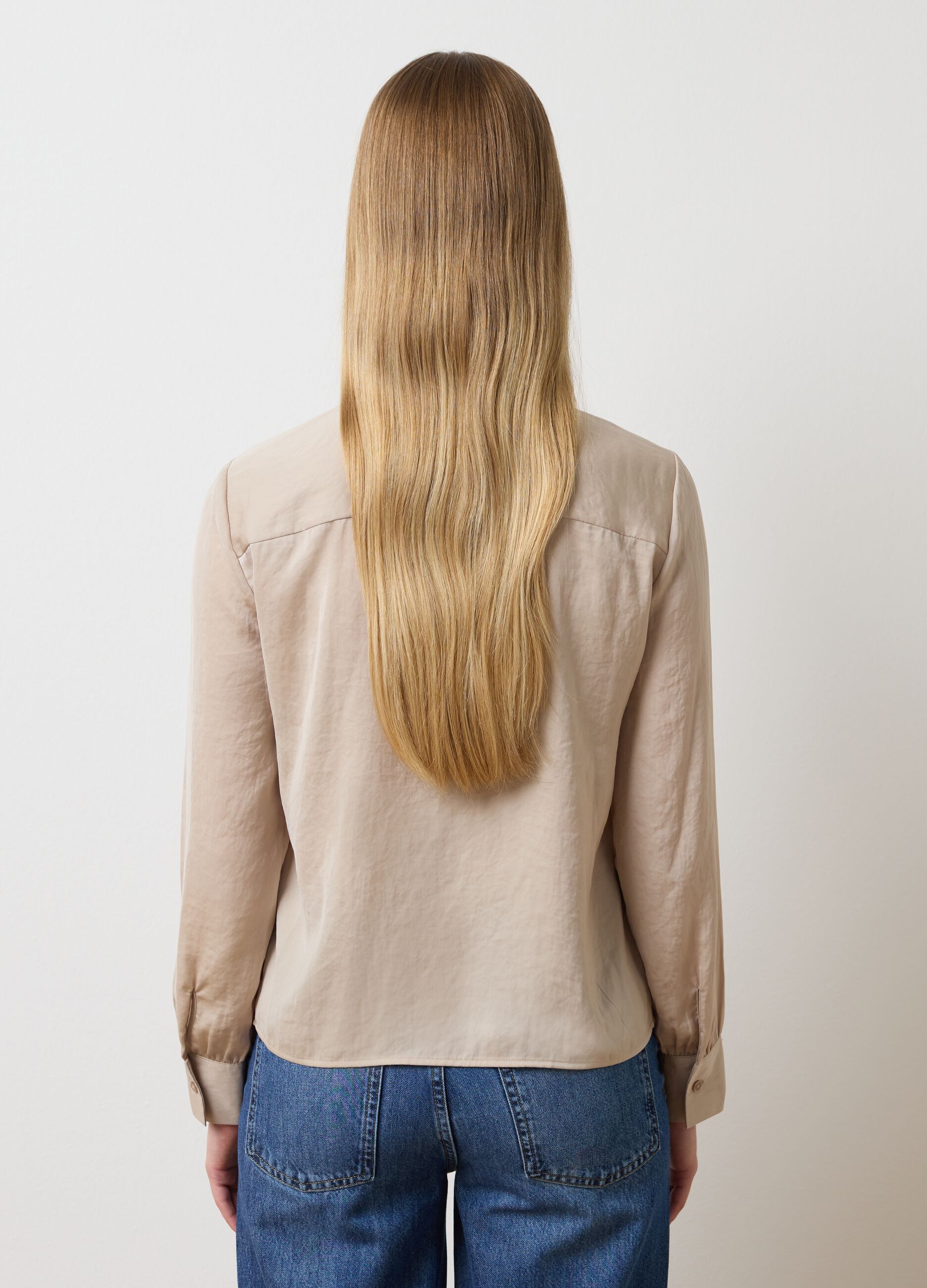 Camicetta beige con collo alla coreana