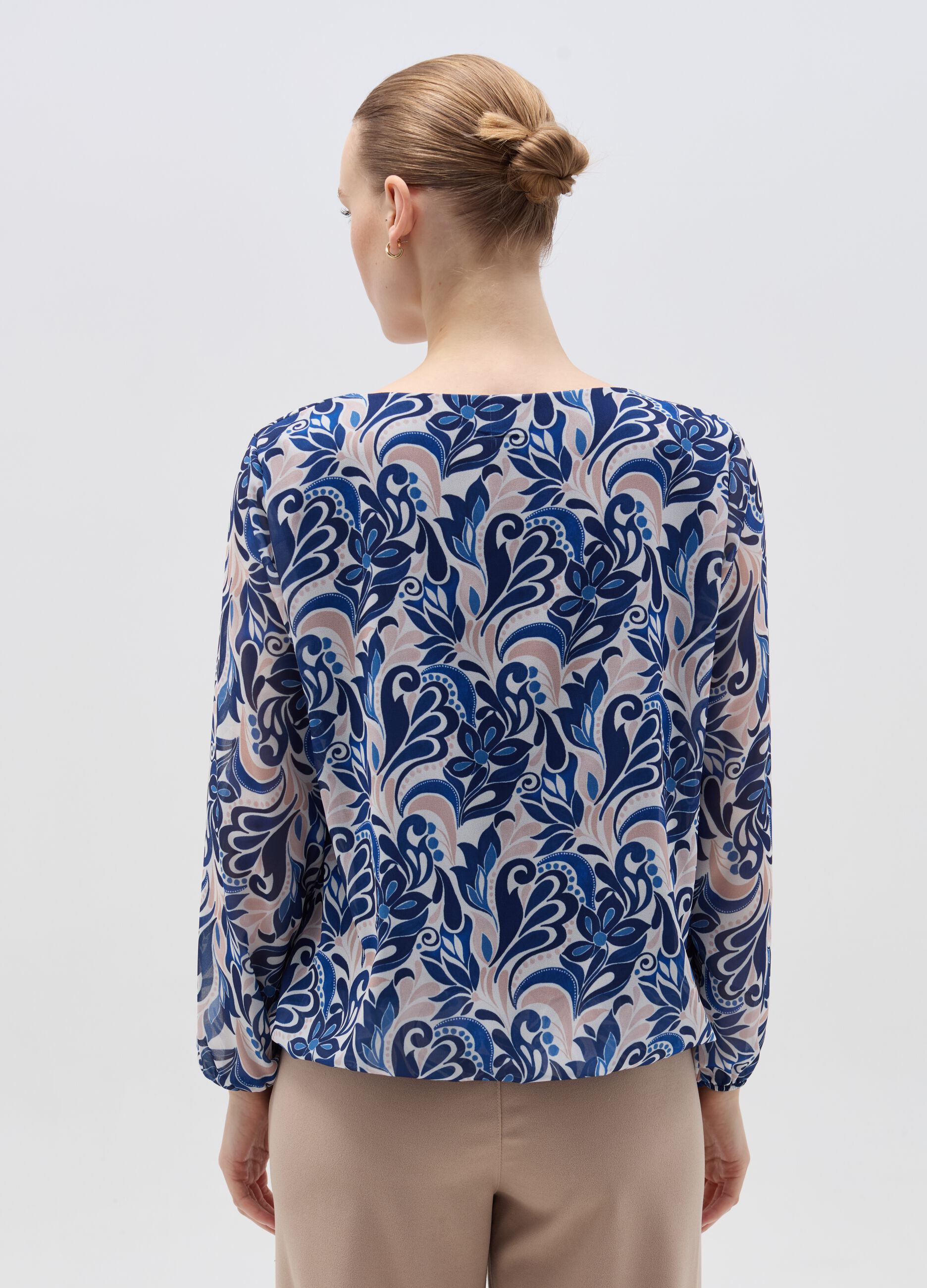 Blouse with long sleeves and pattern