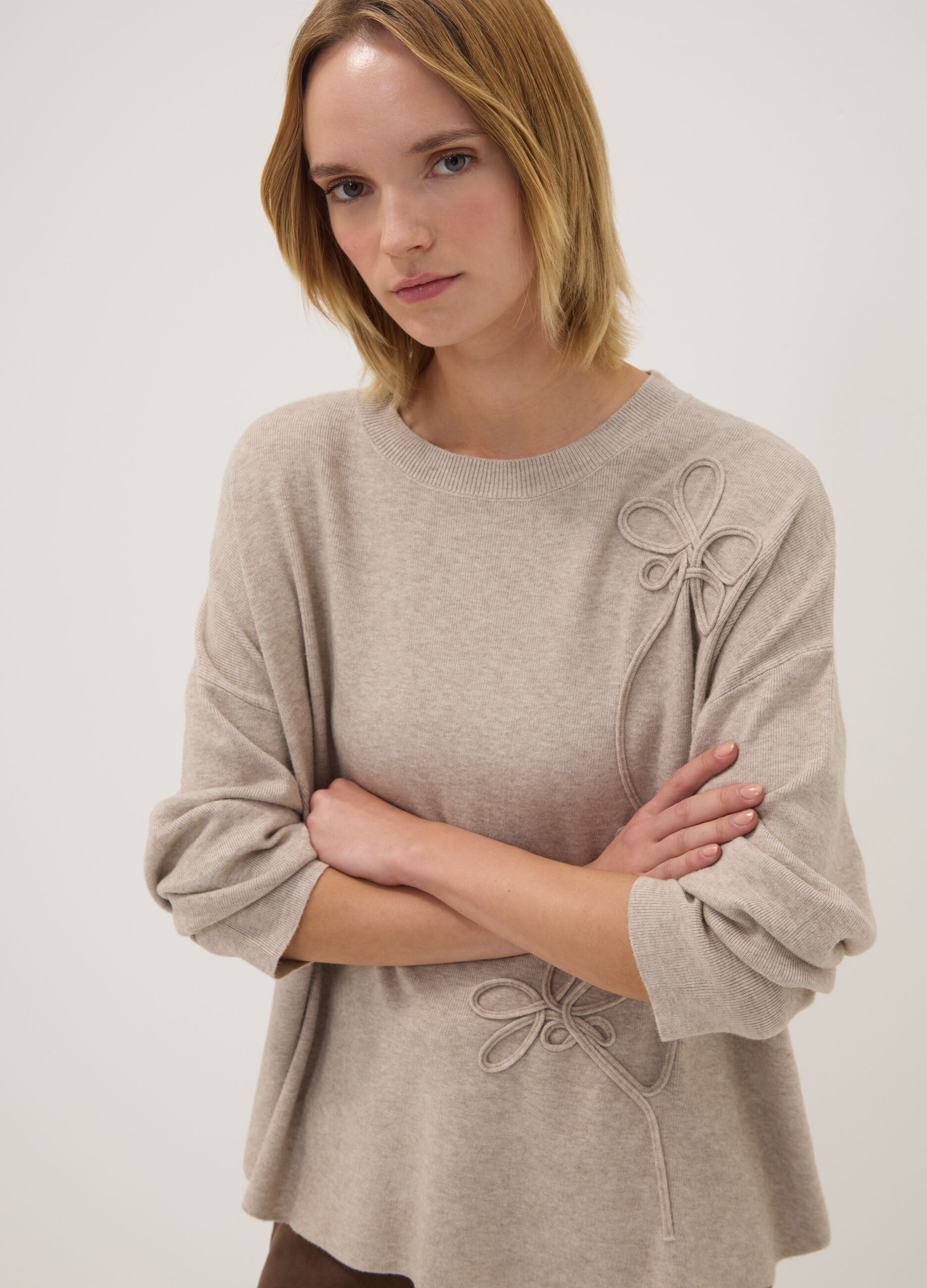 Sand viscose-blend top with floral appliqu&eacute;s, regular fit