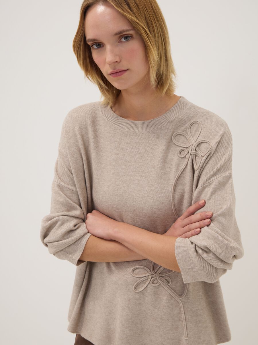 Sand viscose-blend top with floral appliqu&eacute;s, regular fit_2