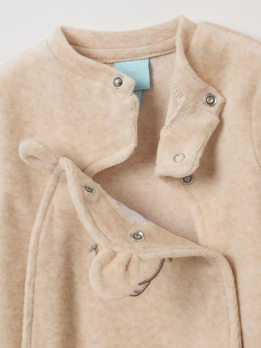Tutina da neonato in misto cotone beige con chiusura a scatto_2