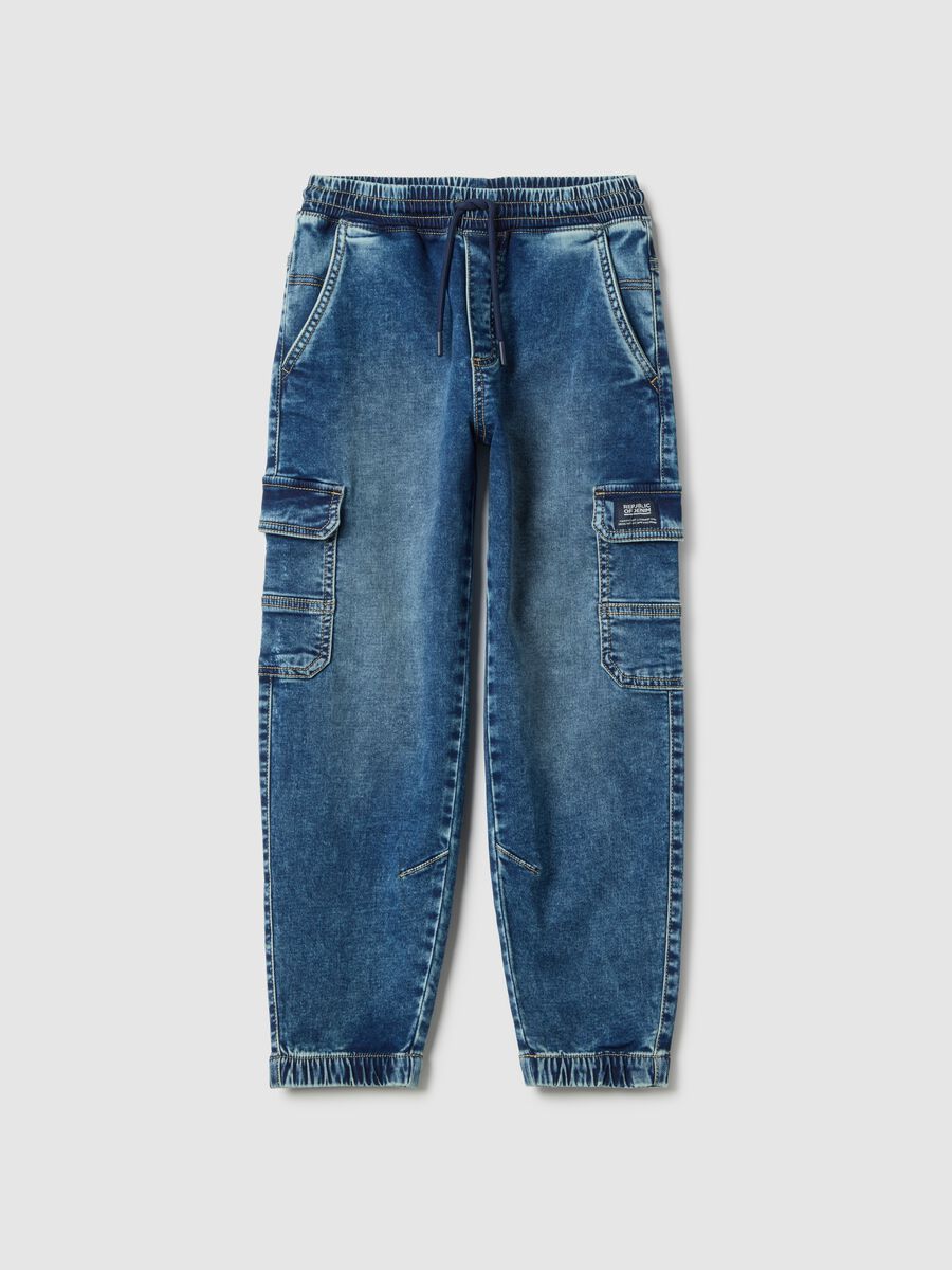 Jeans cargo in misto cotone blu da bambino regular fit con elastico_0