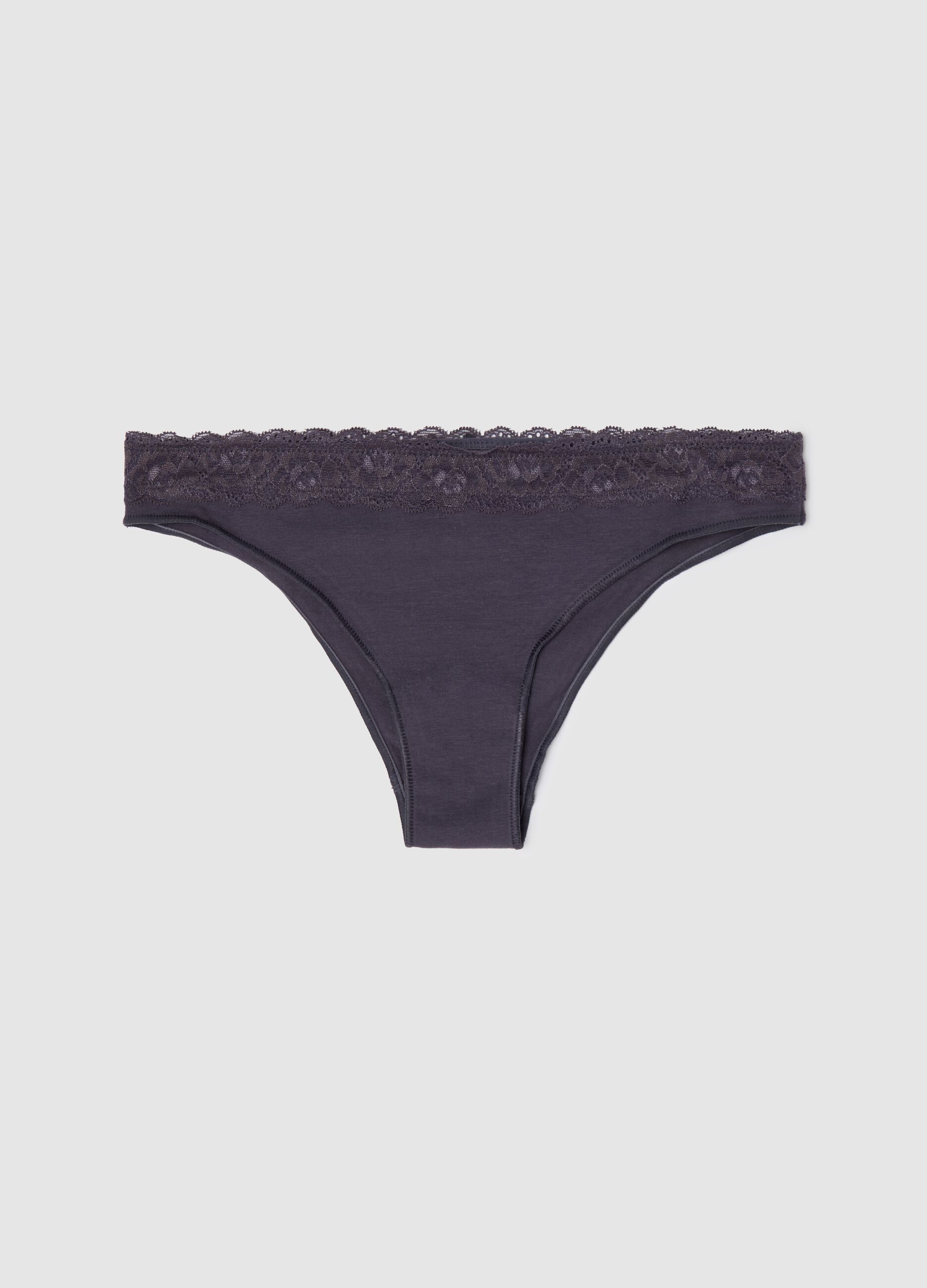 Brazilian-cut briefs with lace trim