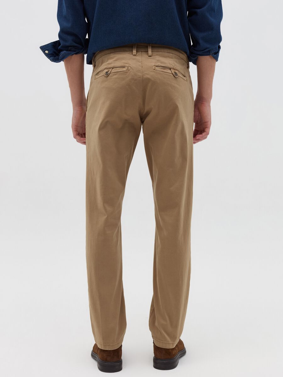 Regular-fit chino trousers in stretch cotton_3