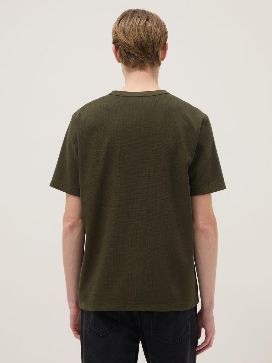 T-shirt a maniche corte verde regular fit con collo serafino_2