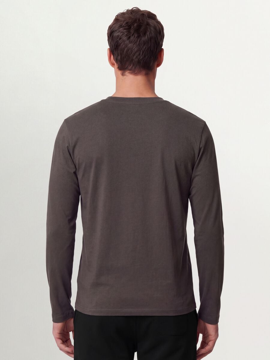 T-shirt grigia a maniche lunghe in puro cotone organico con girocollo_3