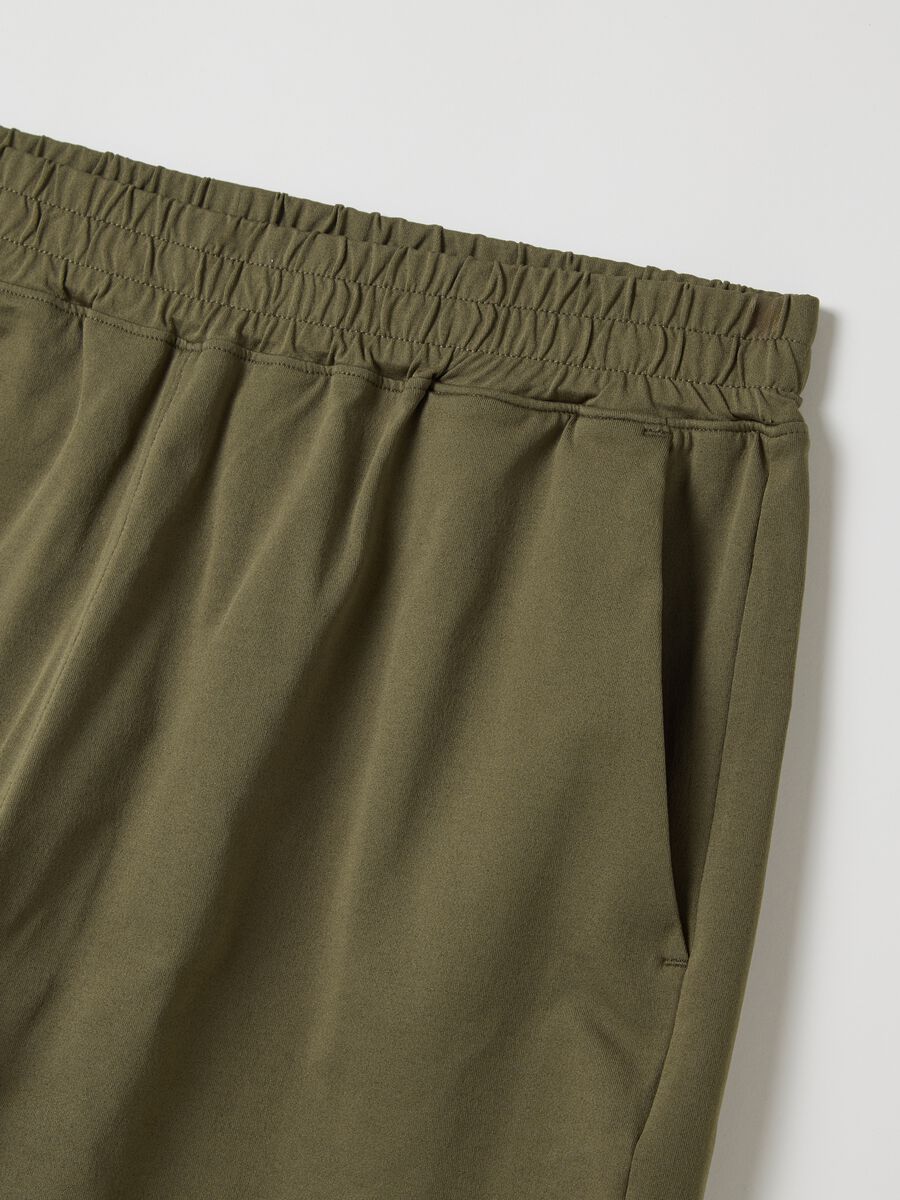 Green Bermuda joggers in stretch fabric_5