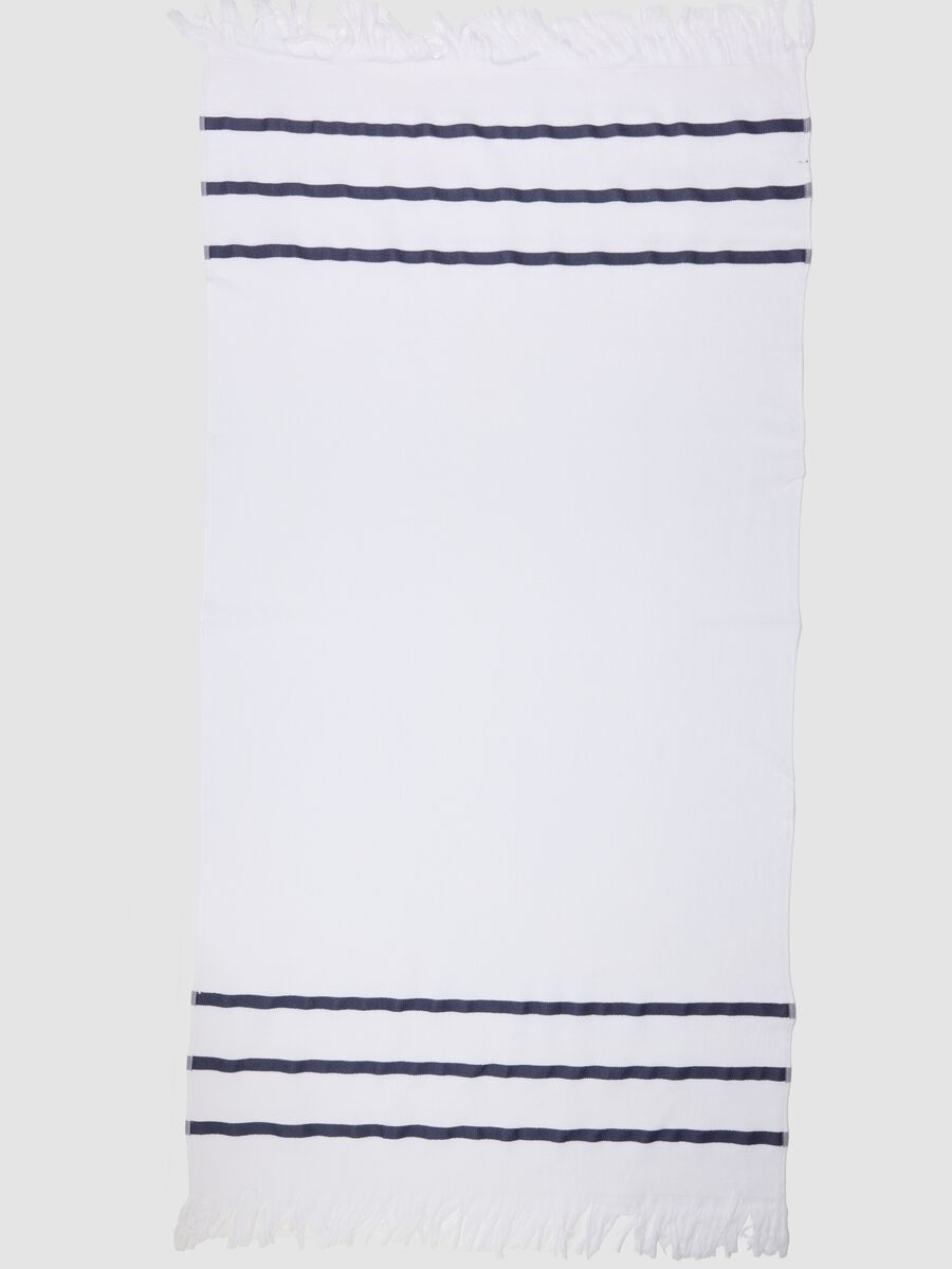 White cotton-blend beach towel with blue stripes_2