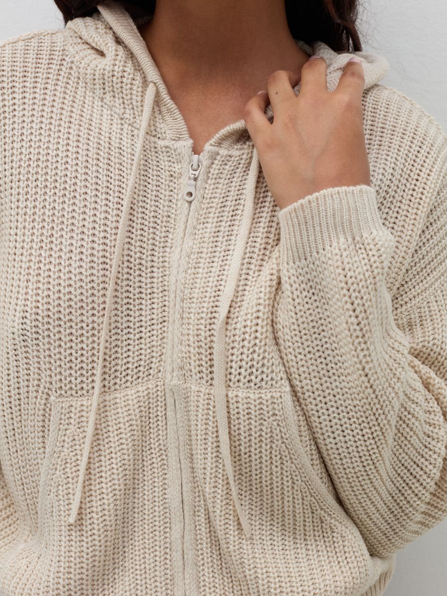 Cardigan crop con cappuccio e zip_3