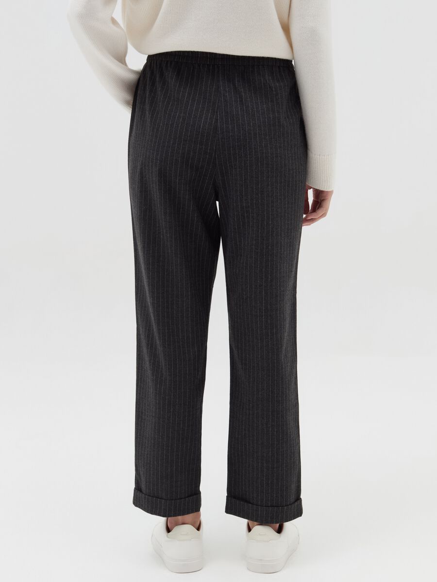 Pantalone carrot fit con risvolti_2