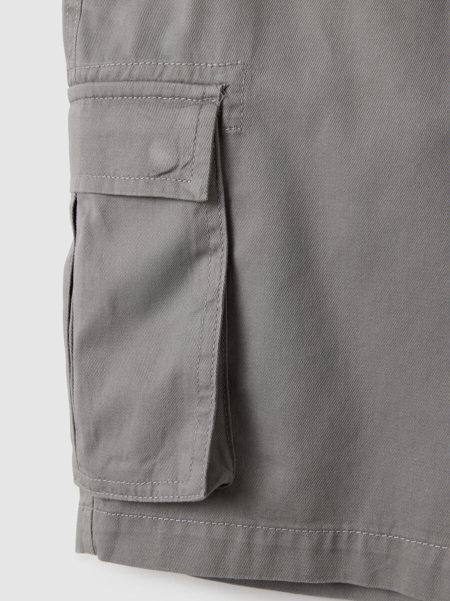 Men's grey regular fit pure cotton Bermuda shorts_5