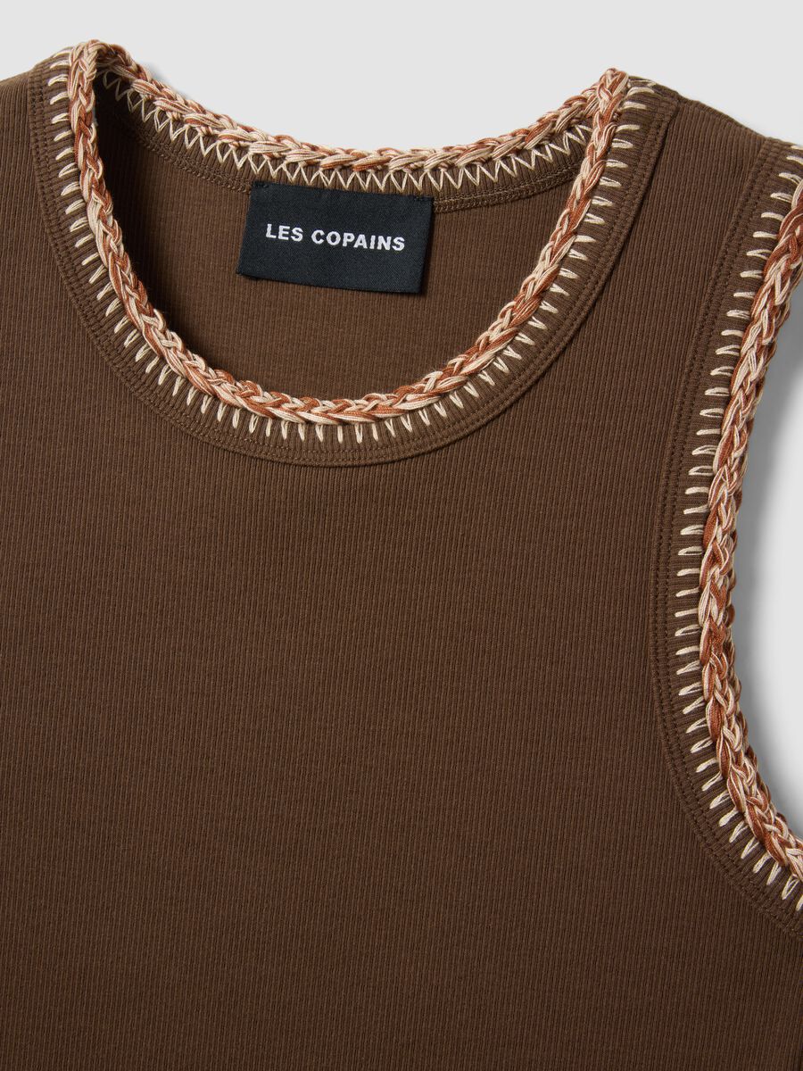 Canotta in cotone elasticizzato marrone regular fit con bordi ricamati_5
