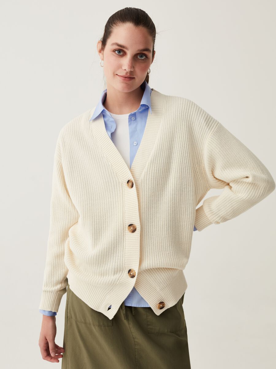 Cardigan con scollo a V e bottoni striati_0