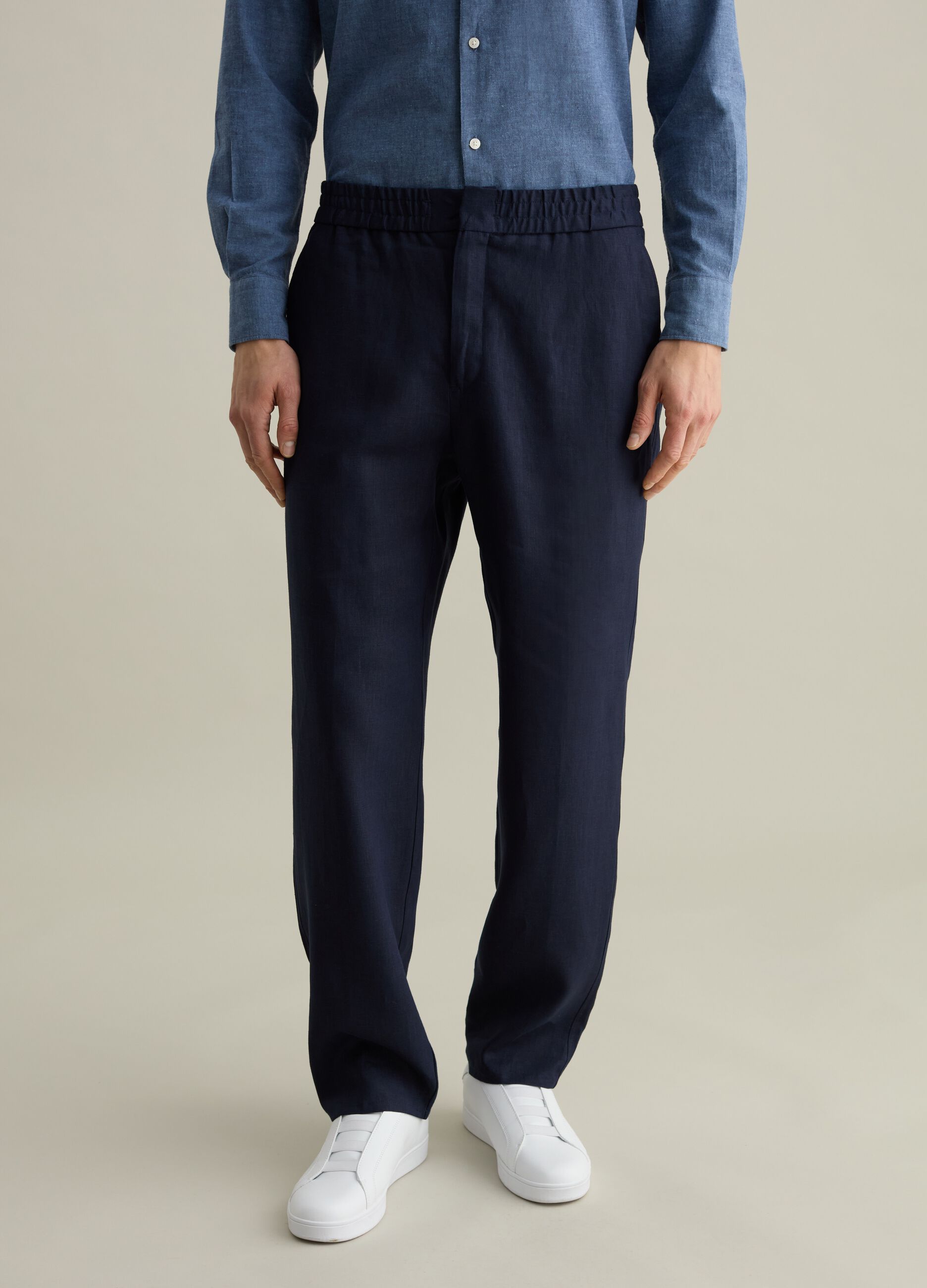 Contemporary trousers in linen