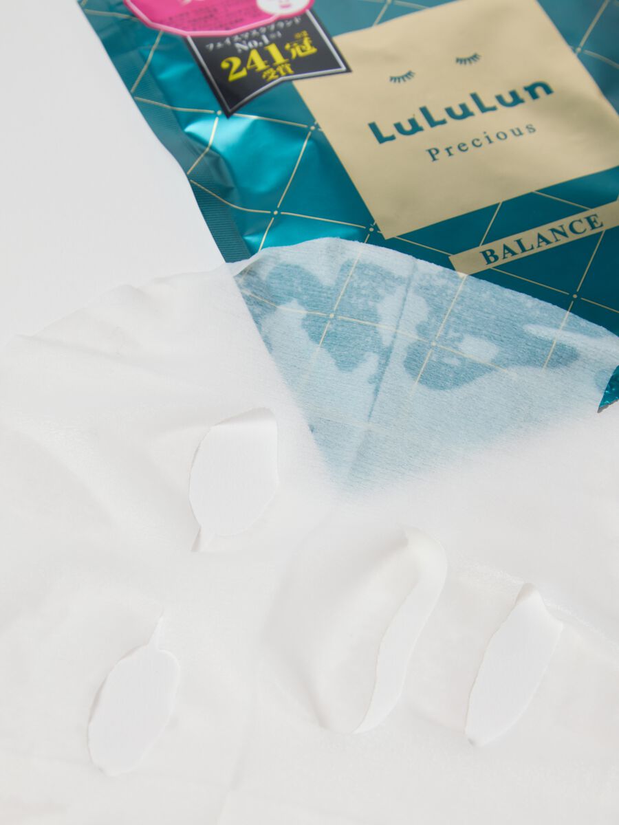 Premium fabric mask with flowers and green tea leaves extract from the Kyoto region (Japan) that is curative and antioxidant. The pack contains 7 fabric masks. Perfect for daily use._1