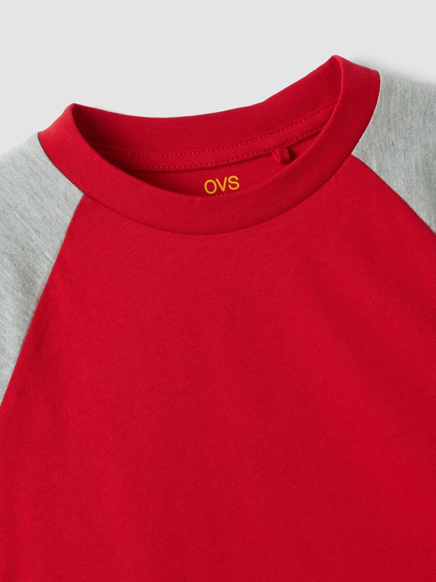 T-shirt rossa in puro cotone con girocollo e maniche raglan per bambino_2