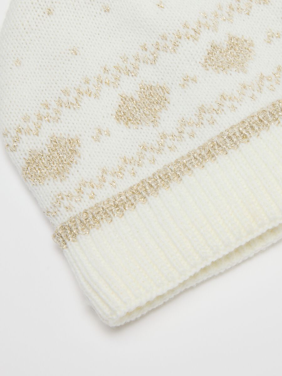 White hat with pompom and jacquard pattern_1