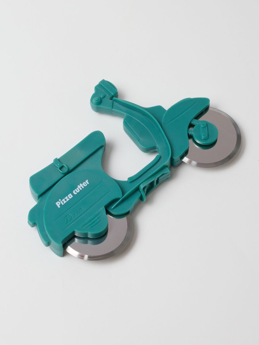 Green scooter-shaped pizza cutter with steel wheels_2