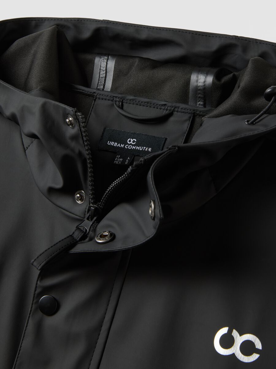 Black regular-fit raincoat with zip_5