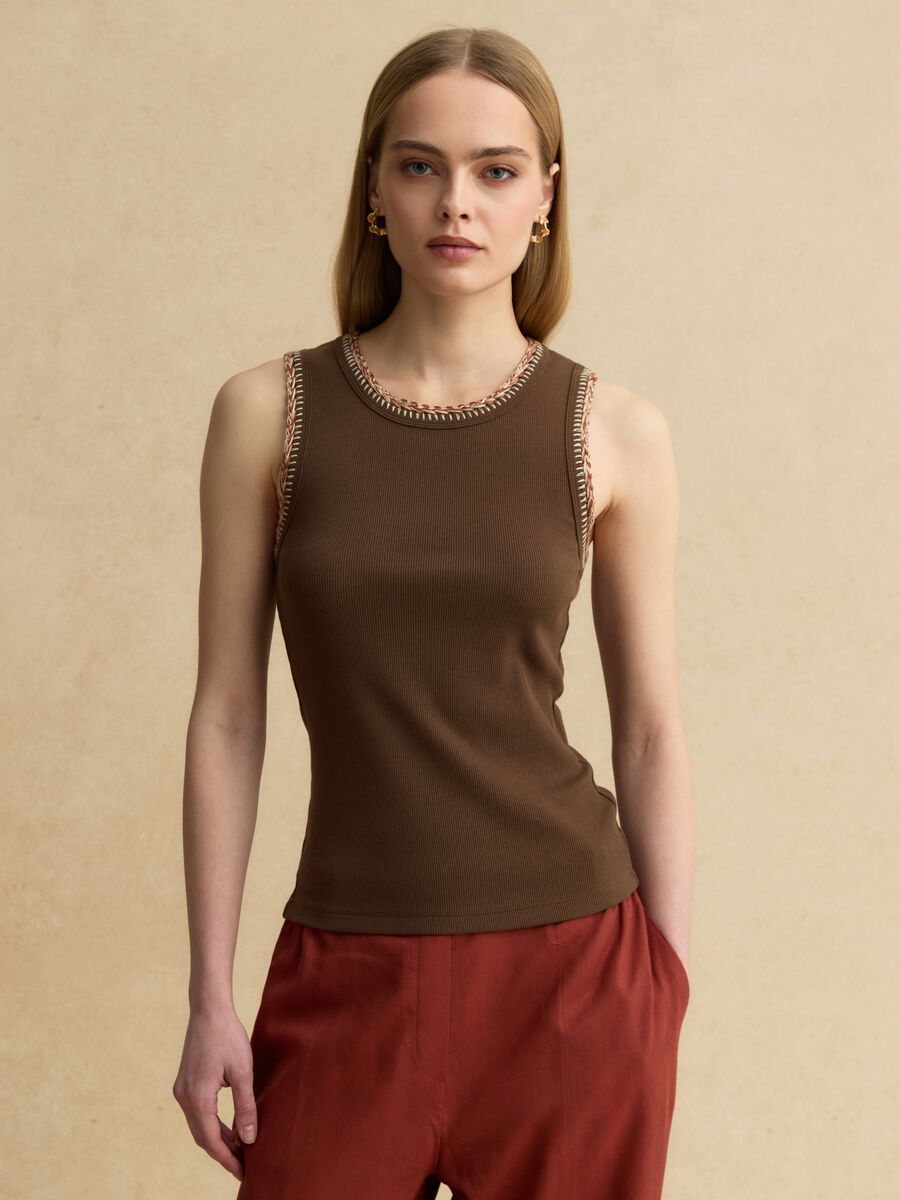 Canotta in cotone elasticizzato marrone regular fit con bordi ricamati_1