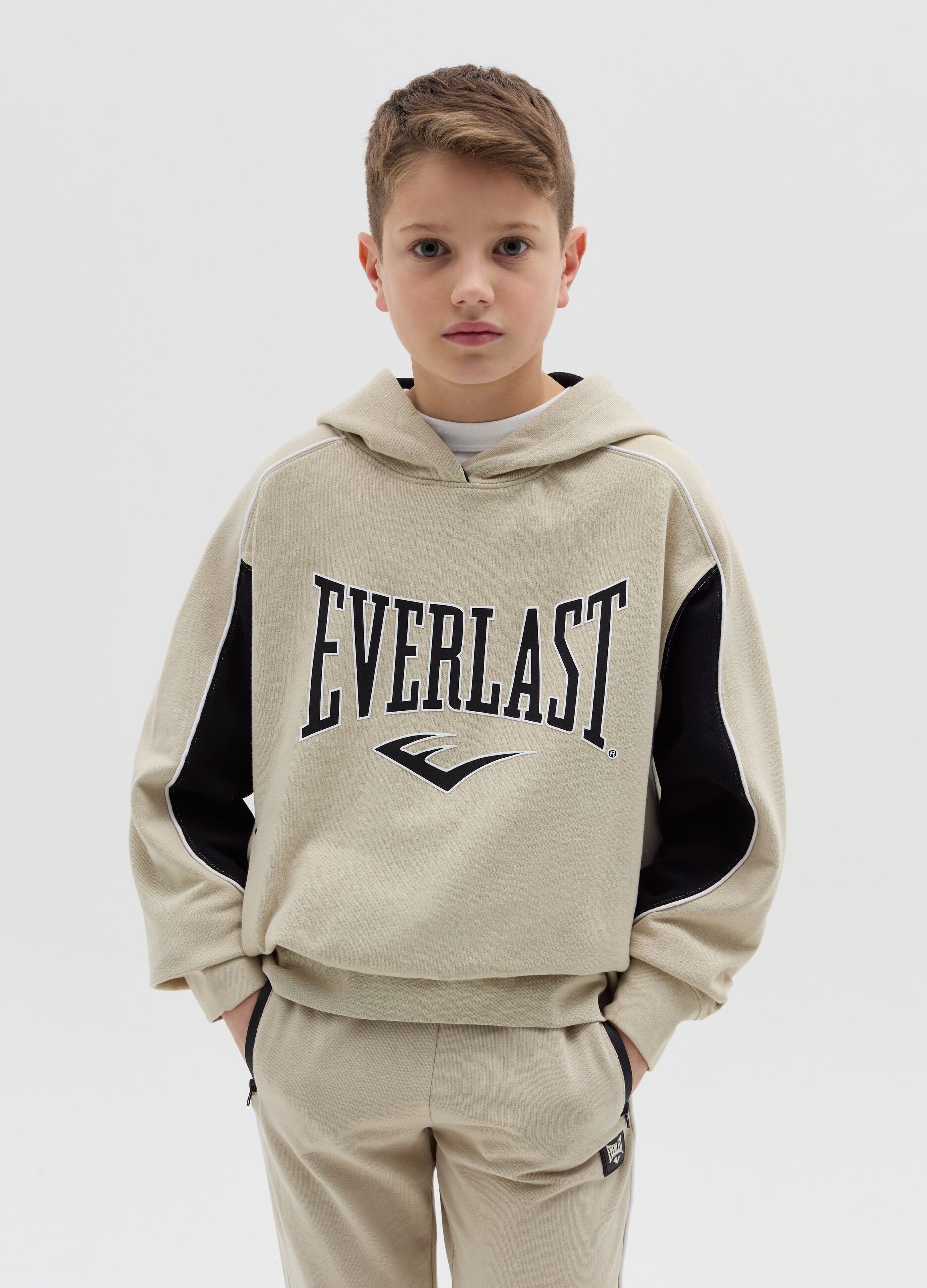 Sweatshirt with hood and logo print