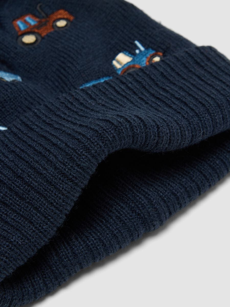 Cappello blu in maglia con pompon e ricami di trattori_1