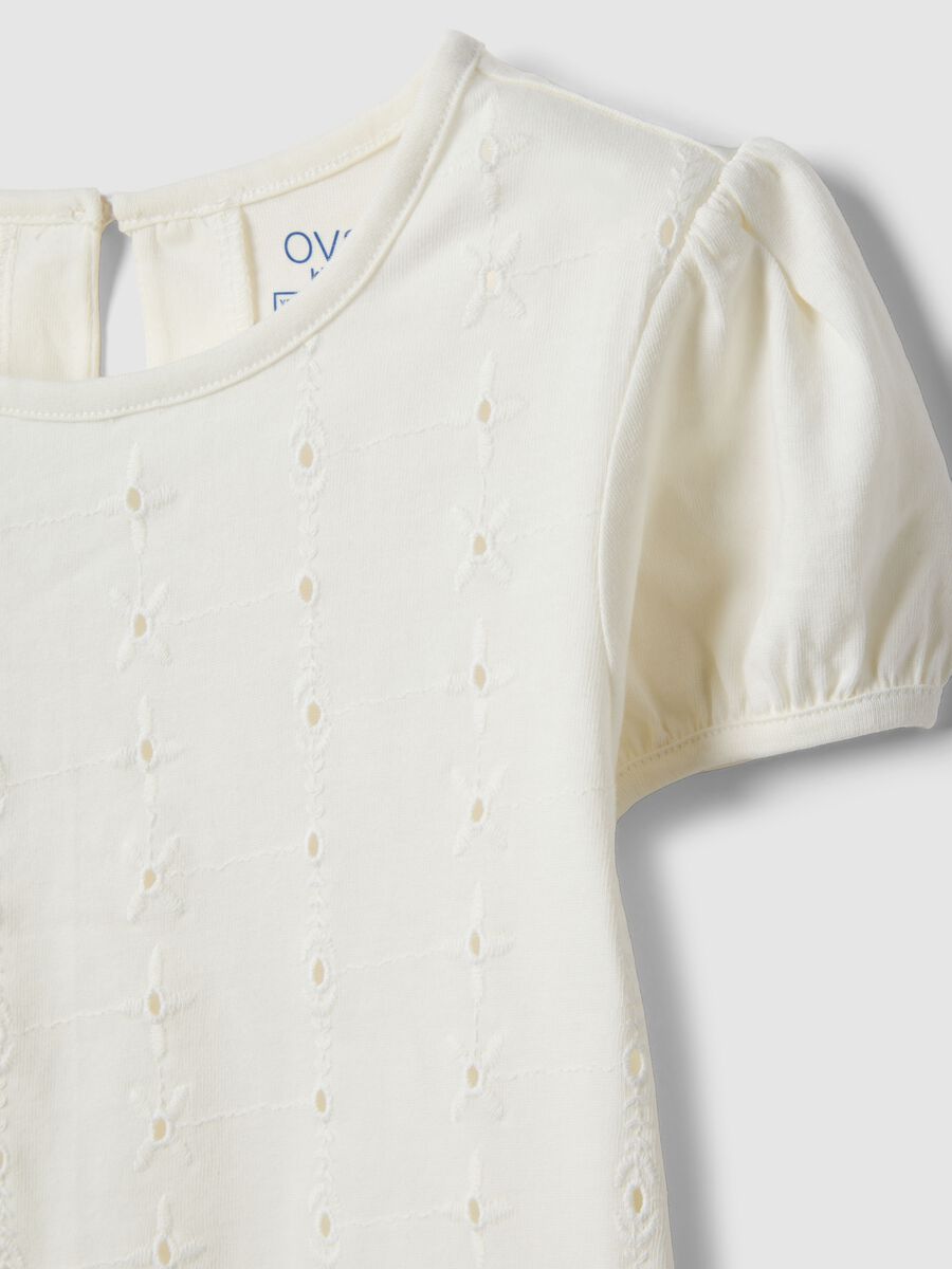 T-shirt in puro cotone bianco da bambina regular fit con ricami_2