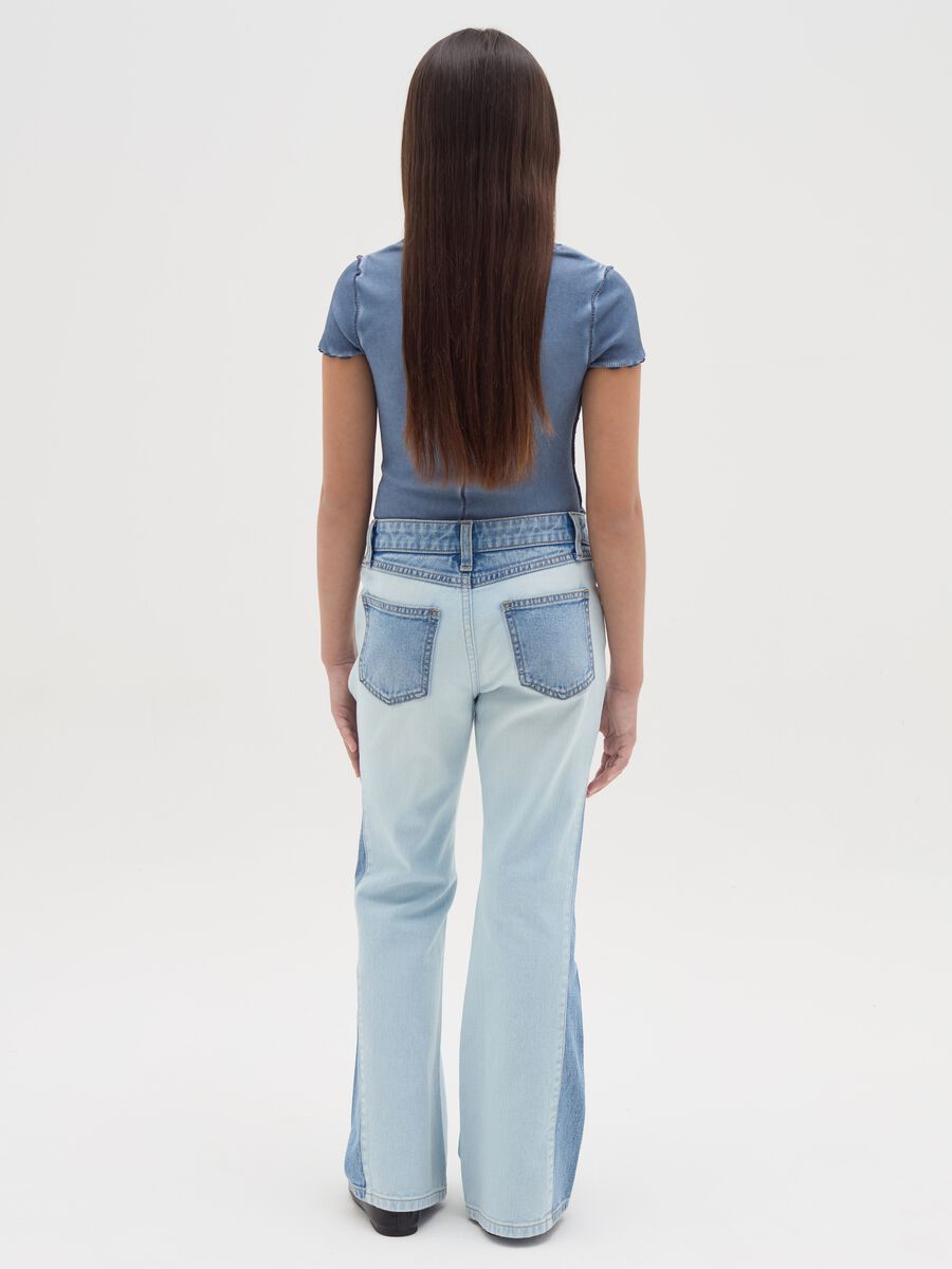 Jeans flare fit con dettagli a contrasto_2