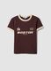 T-shirt marrone in cotone con stampa grafica frontale e bordi a contrasto_0