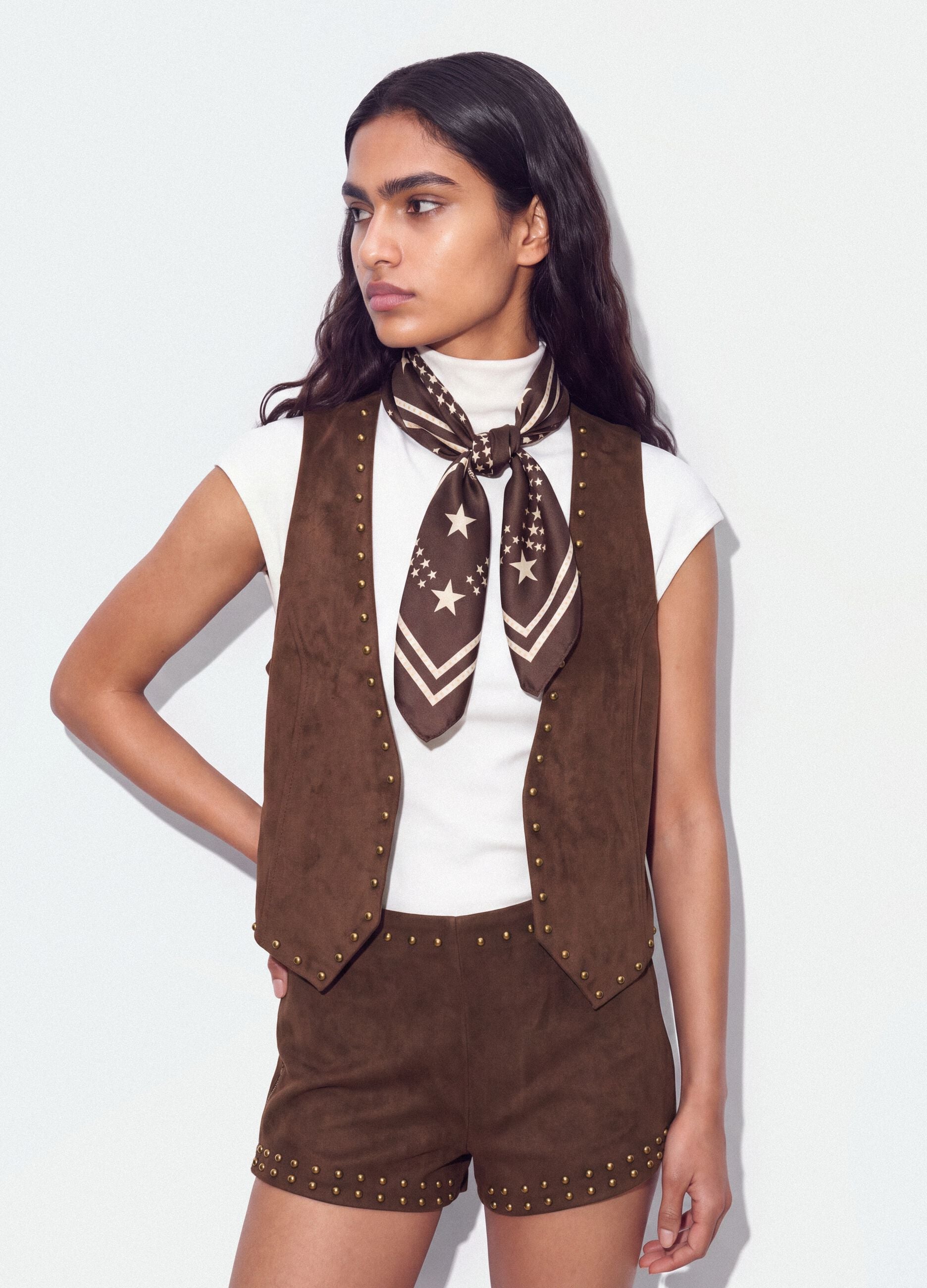 Gilet marrone in tessuto elasticizzato con borchie regular fit