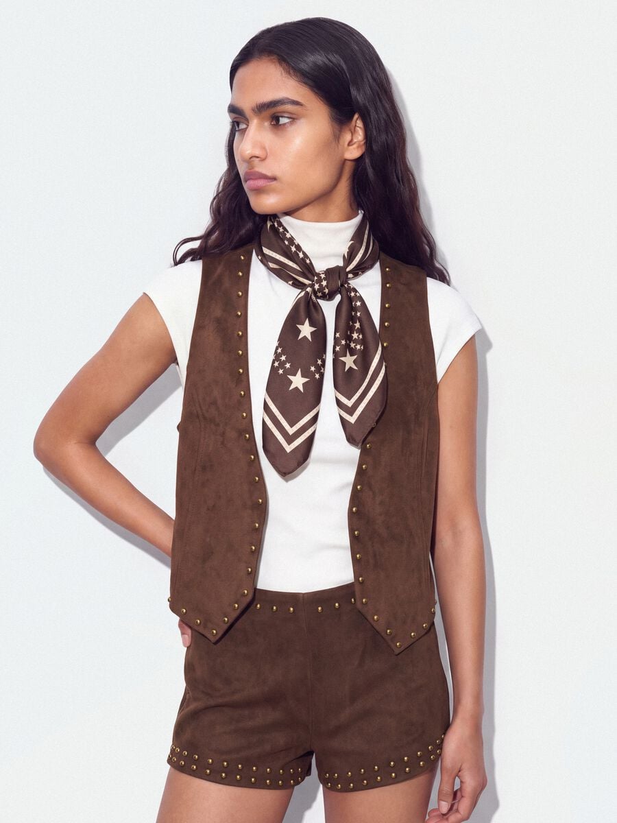 Gilet marrone in tessuto elasticizzato con borchie regular fit_0