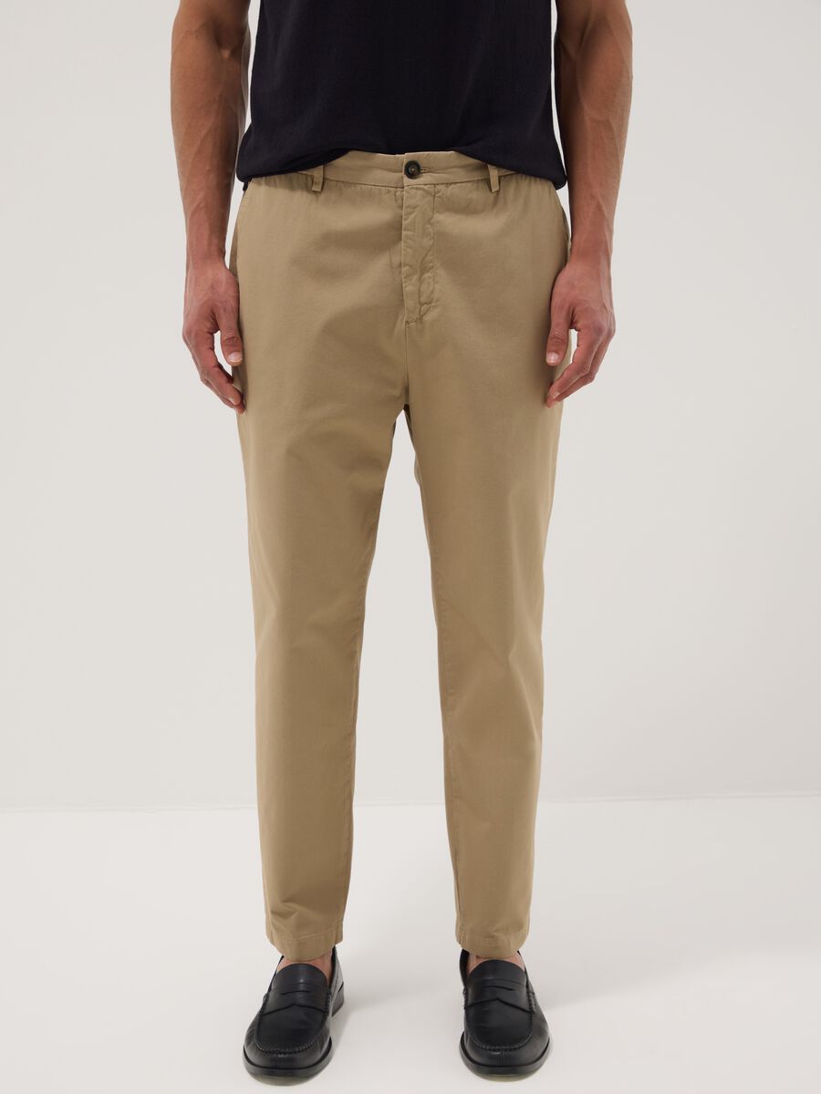 Pantaloni chino beige in puro cotone carrot fit_1