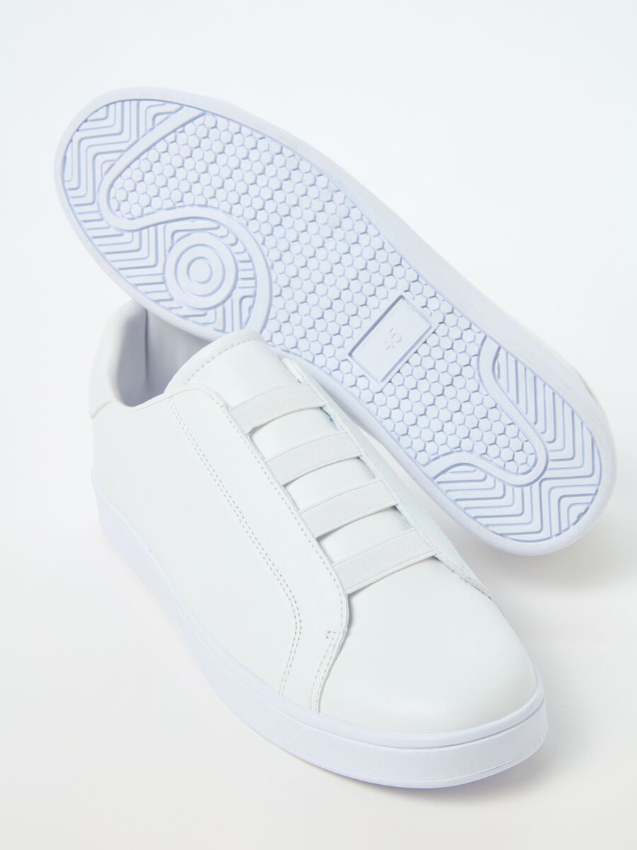 Contemporary sneakers with stretch laces_1