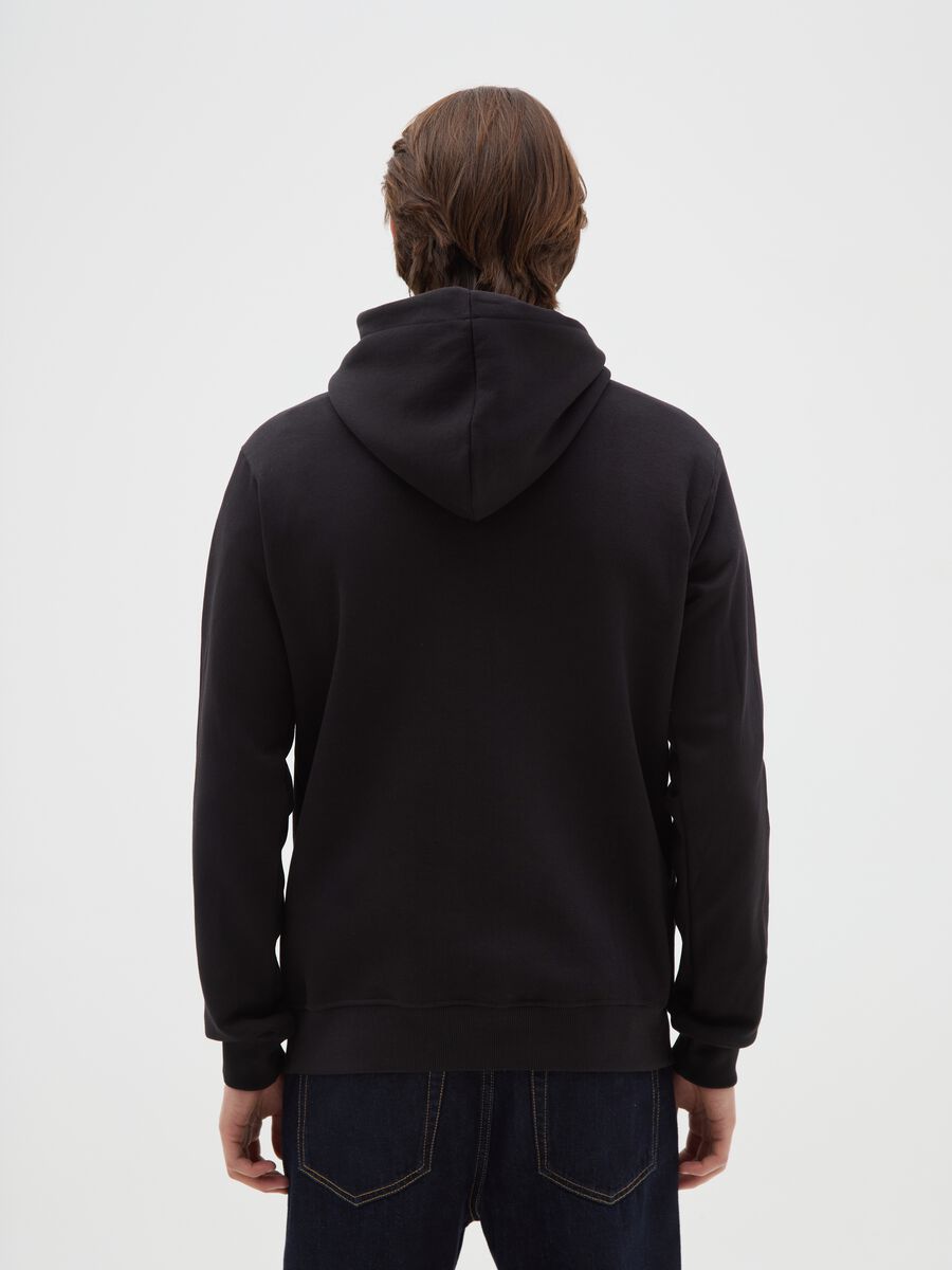 Felpa in misto cotone nera con cappuccio e stampa_2